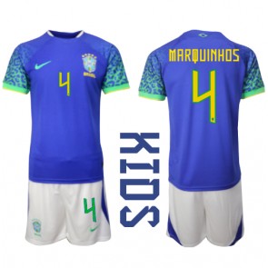 Brasilien Marquinhos #4 babykläder Bortatröja barn VM 2022 Korta ärmar (+ Korta byxor)